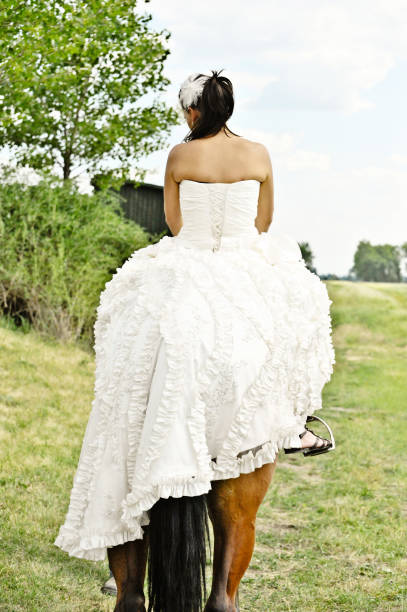 una hermosa novia a caballo - honeymoon wedding paris france bride fotografías e imágenes de stock