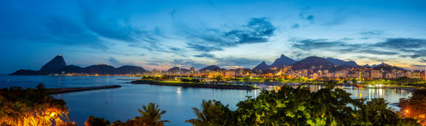 bellissima vista panoramica hdr della città di rio de janeiro con pagnotta e corcovado al crepuscolo. - rio de janeiro night sugarloaf mountain corcovado foto e immagini stock