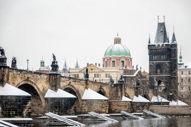 пражское зимнее утро - prague czech republic charles bridge famous place стоковые фото и изображения