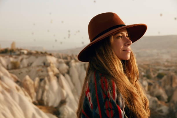 belle femme souriante au chapeau avec cheveux longs extérieur portrait - hot air balloon flying heat people photos et images de collection