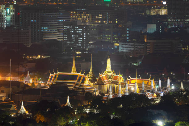 tempio di wat pra kaew, tempio del grande palazzo del buddha di smeraldo nome ufficiale completo wat phra si rattana satsadaram è una destinazione di viaggio a bangkok, thailandia - photography metal traditional culture full foto e immagini stock