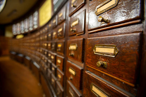 tiroirs en bois dans une ancienne bibliothèque - fichier de classement photos et images de collection