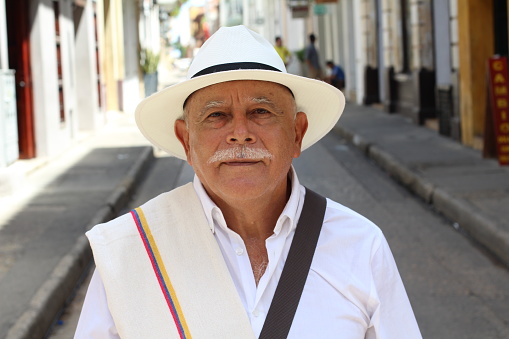 Elegante colombiana anciano al aire libre photo
