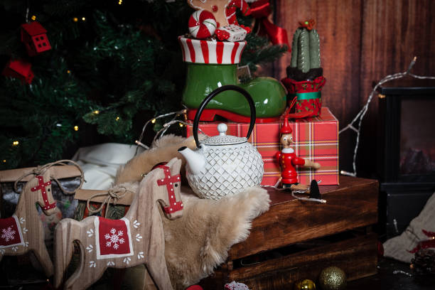 natale, allestimento natalizio baita in montagna - cottage scotland scottish culture holiday foto e immagini stock
