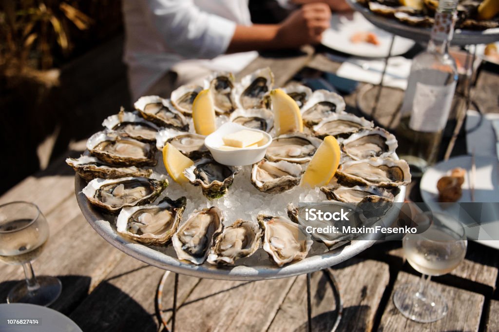 テーブルの上の皿においしい牡蠣 - 牡蠣のロイヤリティフリーストックフォト