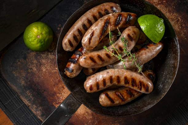 salsichas grelhadas - cooked studio shot close up sausage - fotografias e filmes do acervo