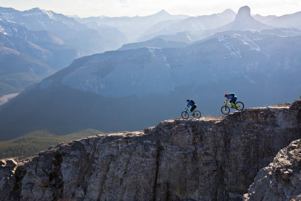 mountain bike canadá - mountain biking extreme sports cycling bicycle fotografías e imágenes de stock