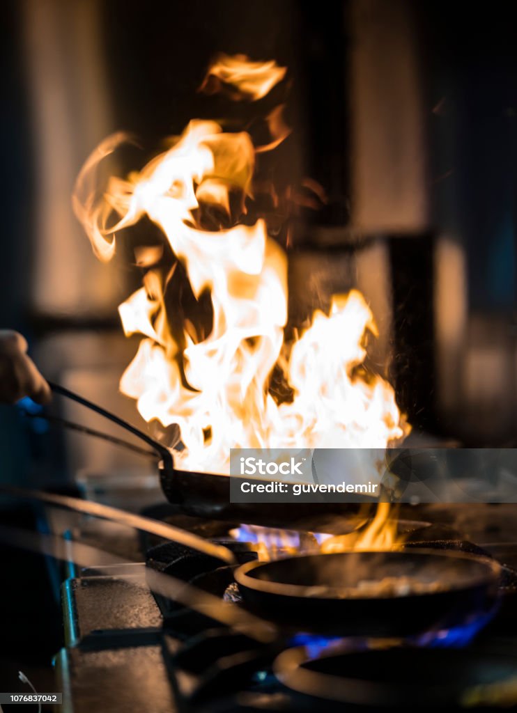 Flambeada - Foto de stock de Chef libre de derechos Flambeada - Foto de stock de Chef libre de derechos
