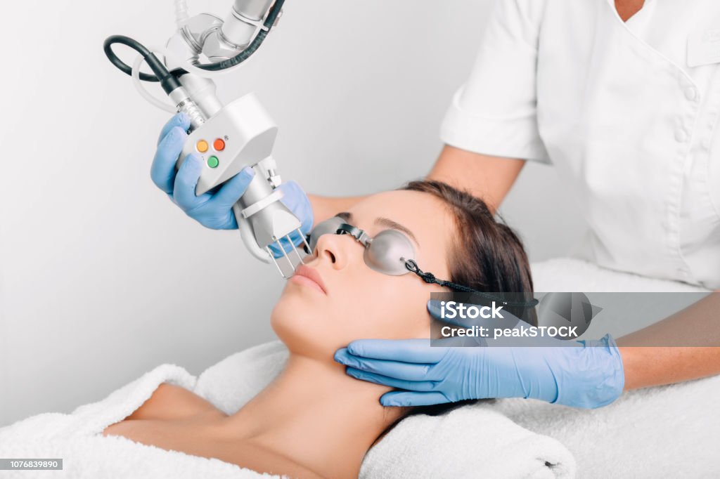 femme se traitement du visage au laser, chirurgie esthétique, - Photo de Laser libre de droits