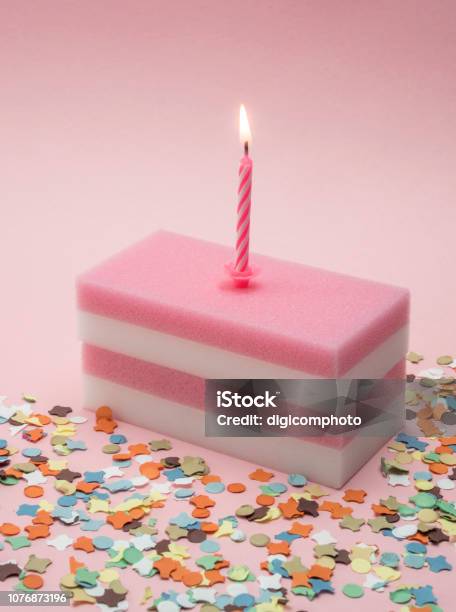 Konzeptionelle Geburtstagskuchen In Rosa Hintergrund Isoliert Stockfoto und mehr Bilder von Backen