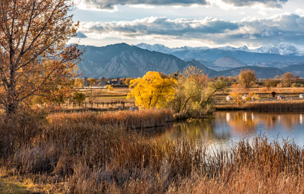 choupos no lago stearns no outono - flatirons colorado boulder mountain range - fotografias e filmes do acervo