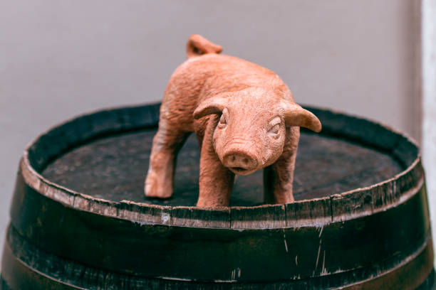 cerdo de juguete cerámica en un barril de vino. año horóscopo chino del cerdo. año 2019 del cerdo. año nuevo chino. símbolo del nuevo año 2019 - pig barrel pork farm fotografías e imágenes de stock