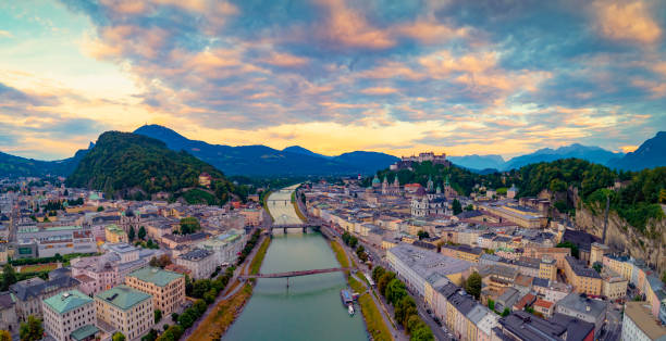 вид с воздуха на зальцбург, австрия - salzach river стоковые фото и изображения