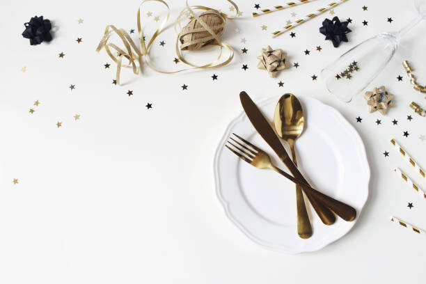新年、クリスマス スタイル華やかなブラックとゴールド プレート、goldenware、紙吹雪星シャンパン グラスとテーブルセッティングします。パーティーの装飾、フラット横たわっていた、トッ - champagne celebration glass black ストックフォトと画像