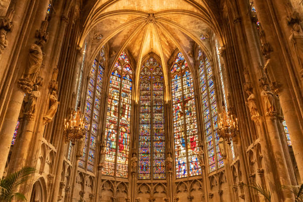 église de carcassonne à l’envers - cathedral gothic style indoors church photos et images de collection