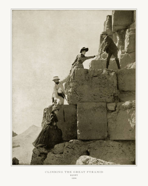 登山の大ピラミッド、カイロ、エジプト、エジプトのアンティーク写真 1893 - pyramid cairo egypt tourism ストックフォトと画像