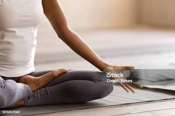 Yogi Black Woman Üben Yoga Lektion Ardha Padmasana Übung Stockfoto und mehr Bilder von Yoga