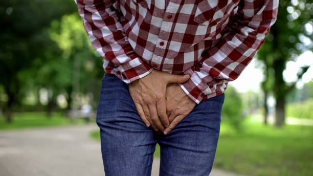 hombre que sufre de prostatitis, cistitis intersticial, vejiga urinaria enfermedad - interstitial fotografías e imágenes de stock