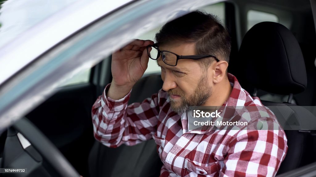 Conductor cansado toma las gafas de vista enfermedad, debilidad de la salud, salud - Foto de stock de Conducir libre de derechos