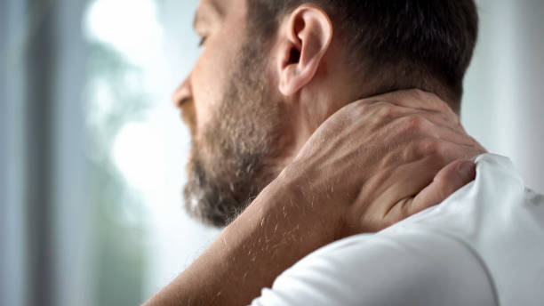 douleur au cou sentiment homme d’âge moyen en matinée, matelas inconfortable, soins de santé - human spine backache pain back photos et images de collection