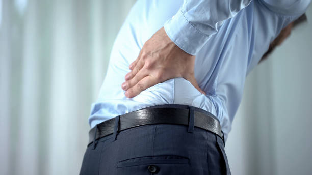 oficinista masculino siente fuerte dolor de espalda, estilo de vida sedentario, deslizó disco - slipped disc fotografías e imágenes de stock