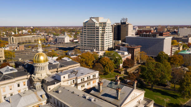 urban downtown city skyline trenton new jersey state capital - new jersey trenton new jersey state capitol building government zdjęcia i obrazy z banku zdjęć