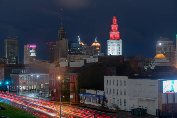 日の出夜時間ニューヨーク州バッファローのダウンタウン街のスカイラインの前に - buffalo new york state ストックフォトと画像