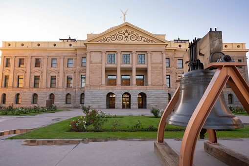 Casa del estado y libertad Bell frente césped Arizona Capital edificio Fénix photo
