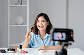 junge-asiatische-frau-beauty-blogger-zei