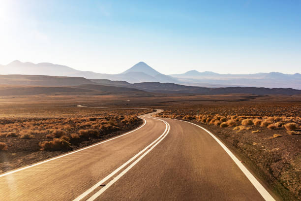 шоссе в пустыне атакама - desert road desert road landscape стоковые фото и изображения