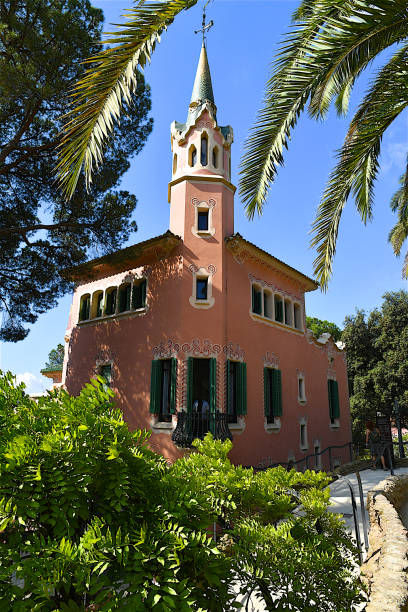 дом-музей гауди, барселона, испания. - barcelona antonio gaudi outdoors vertical стоковые фото и изображения
