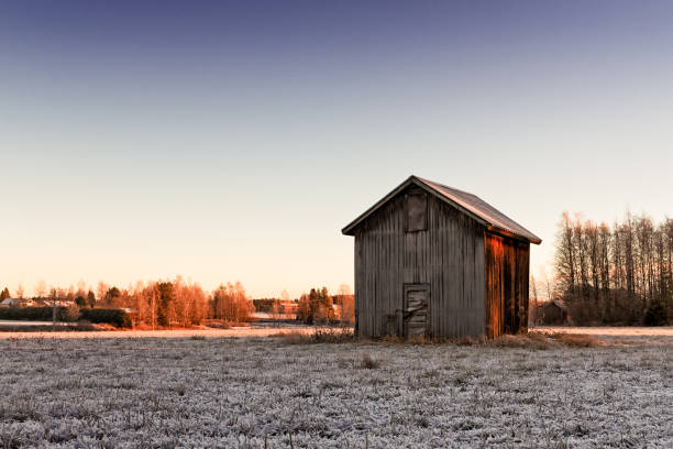 небольшой сарай дом в зимний восход солнца - winter finland agriculture barn стоковые фото и изображения