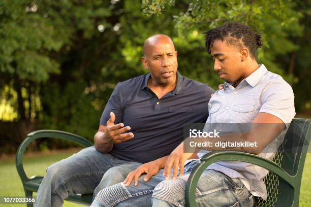 Afro Americano Padre Y A Su Hijo Foto de stock y más banco de imágenes de Adolescente - Adolescente, Diálogo, Hablar