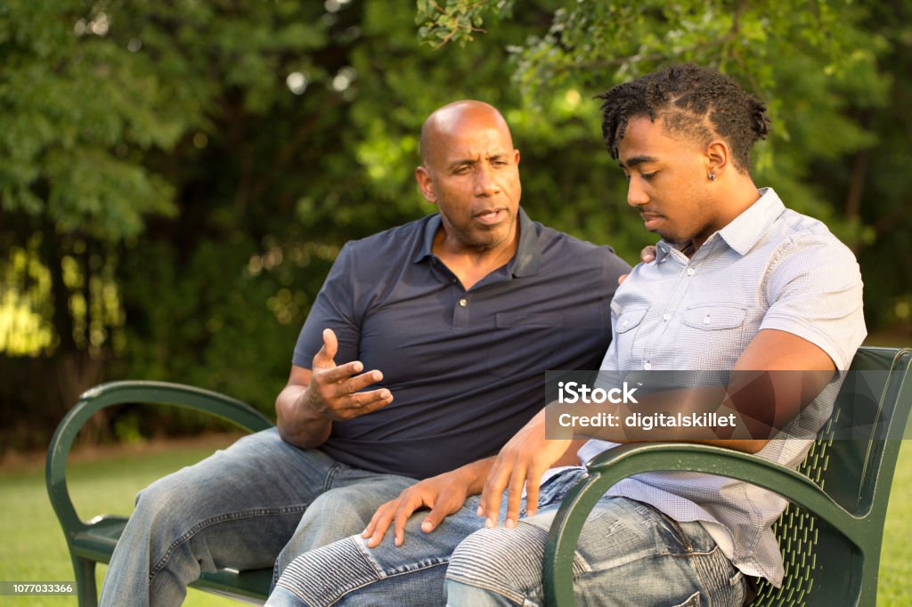 Le père afro-américain et son fils. - Photo de Adolescent libre de droits