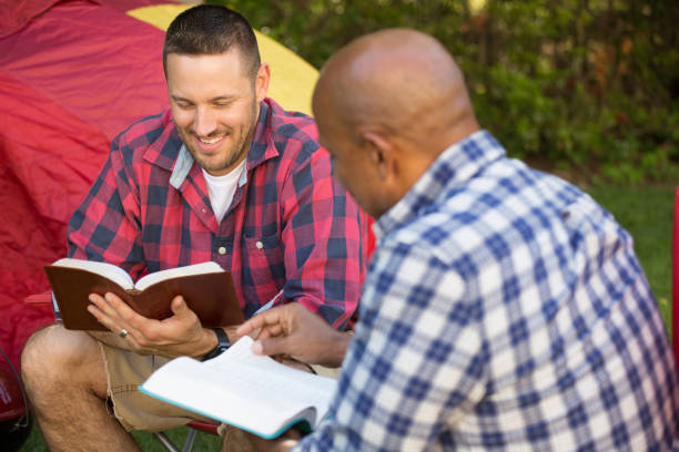 grupo multiétnico de amigos hablando y tener un estudio bíblico. - reading religious text black bible fotografías e imágenes de stock