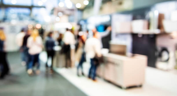 personas en una exposición comercial - feria comercial fotografías e imágenes de stock