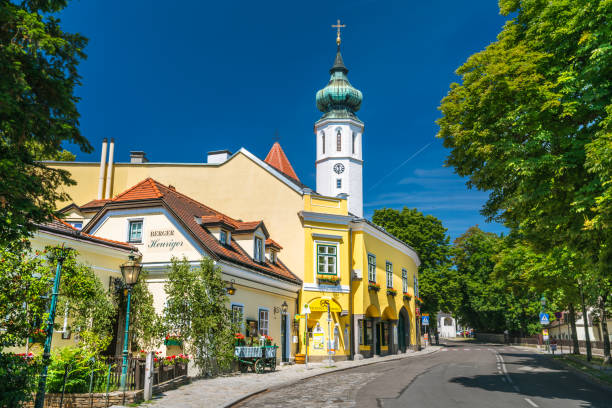 пригороде в вене в солнечный день с ясным голубым небом - citytrip стоковые фото и изображения