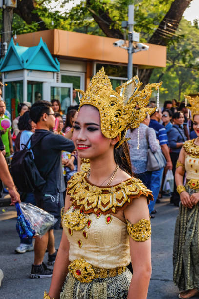 tailandês pessoas desfile andando na cidade de fair.bangkok festival de turismo da tailândia - buddhist new year songkran traditional festival dancing - fotografias e filmes do acervo