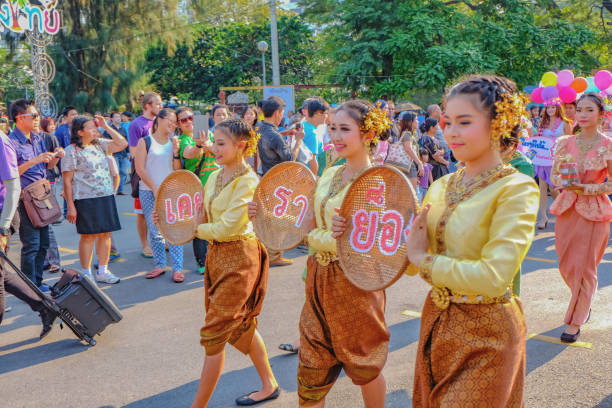 tailandês pessoas desfile andando na cidade de fair.bangkok festival de turismo da tailândia - buddhist new year songkran traditional festival dancing - fotografias e filmes do acervo