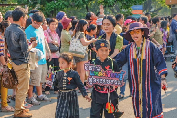 tailandês pessoas desfile andando na cidade de fair.bangkok festival de turismo da tailândia - buddhist new year songkran traditional festival dancing - fotografias e filmes do acervo