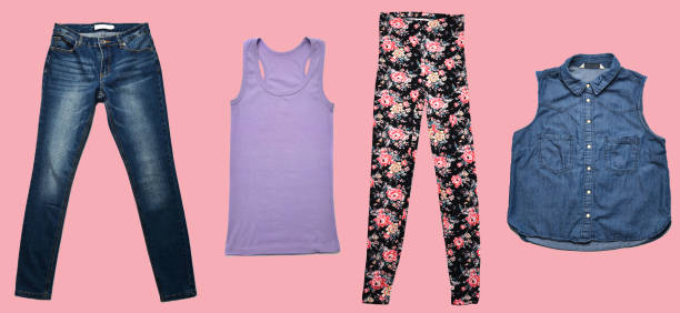 combinaison de photo 3d de vêtements pour femmes sur fond pastel. regard de mode. minimalisme. objets isolés - skirt consumerism jeans pants photos et images de collection