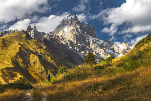backpacker touristen auf eine niederlage in bergen - svaneti stock-fotos und bilder