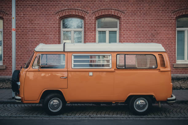 volkswagen vw typ 2 t2 oldtimer bus auf den straßen von ludwigsburg - ludwigsburg stock-fotos und bilder