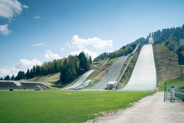 saut à ski garmisch-partenkirchen - ski jumping hill photos et images de collection