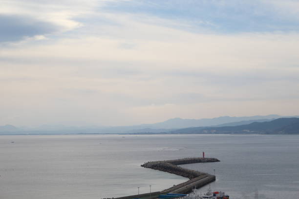 istock zigzag-shaped pier and horizon at the sea 1077074806