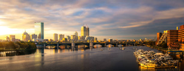 brücke und yacht bootclub in boston city mit morgen - boston urban scene skyline sunset stock-fotos und bilder