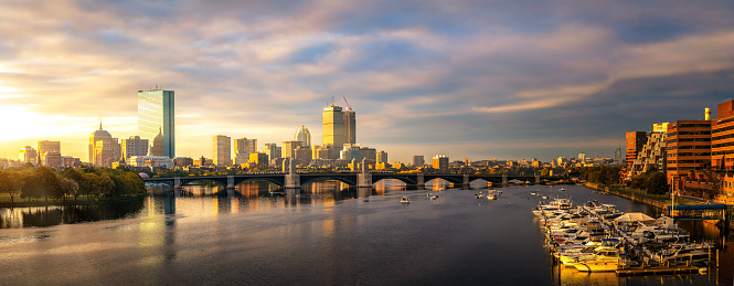 Puente y yacht club del barco en la ciudad de Boston con la mañana photo