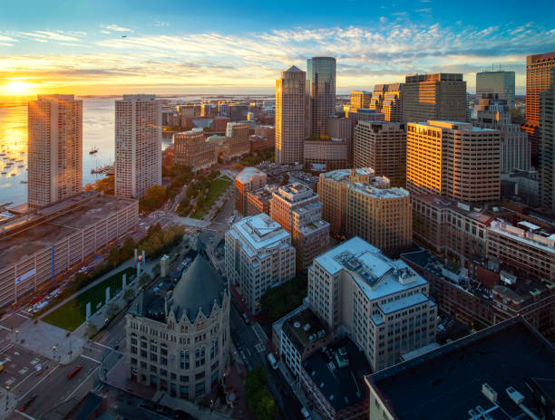 vista da cidade de boston da parte superior do telhado do hotel - boston architecture downtown district city - fotografias e filmes do acervo