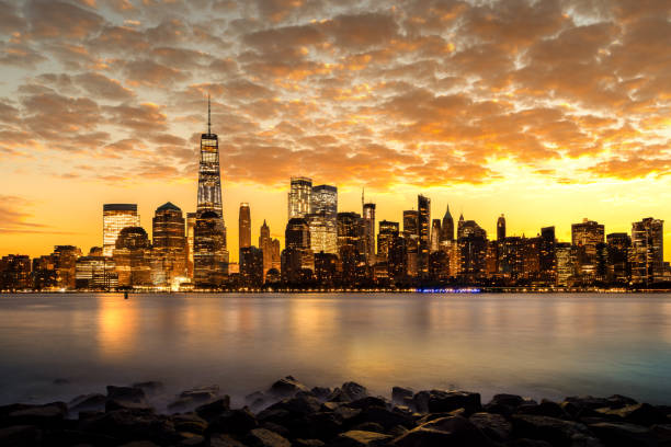 일몰 및 도시와 항구에서 뉴욕시의 도시 - new york city sunrise new york state usa 뉴스 사진 이미지