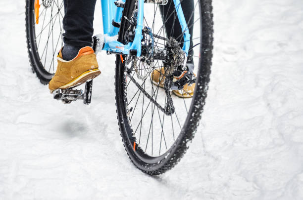 ciclista en el bosque nevado - cyclo cross fotografías e imágenes de stock